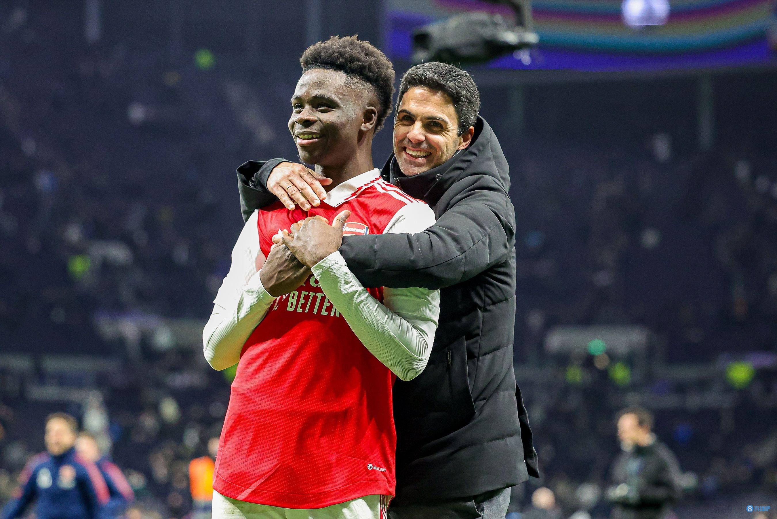 阿根廷队2026年世界杯球衣：经典蓝白条纹+黑色三道杠配饰