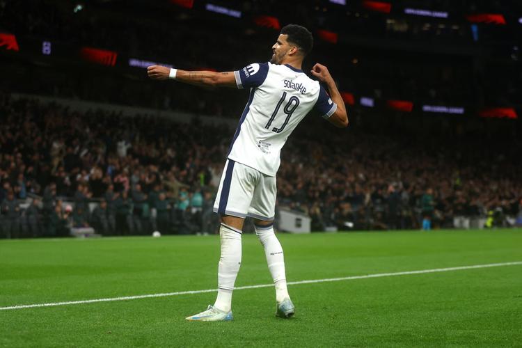 巴西队在阿森纳基地训练，安切洛蒂与阿尔特塔会面并合影