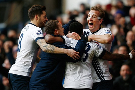 郎才女貌！英媒：库尔图瓦携妻子参加颁奖典礼，后者闪耀全场（英媒：库尔图瓦携妻亮相颁奖礼，太太光彩夺目）