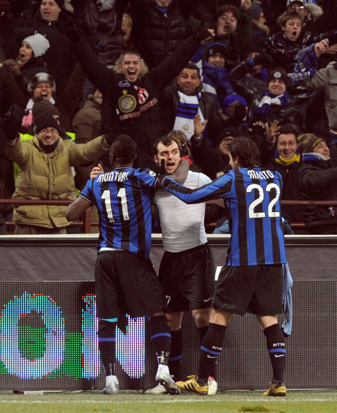 从埃夫勒街区到足球界巅峰：记登贝莱和乌帕梅卡诺的友谊（埃夫勒到足坛之巅：登贝莱与乌帕梅卡诺的同路传奇）