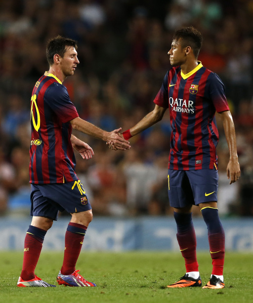 连丢2局！梁靖崑直摇头，孙颖莎耐心给他复盘，王艺迪一旁看热闹