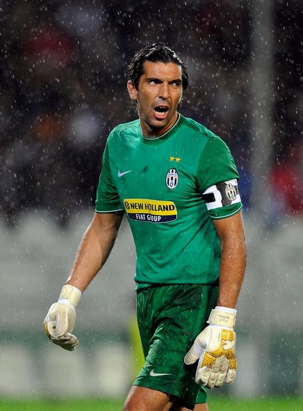 佩雷茨：诺伊尔是有史以来最优秀的门将；我本想成为汉堡首发