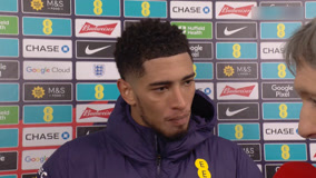 梦幻联动！T1四人组造访拜仁主场，领取印有自己名字的拜仁队服