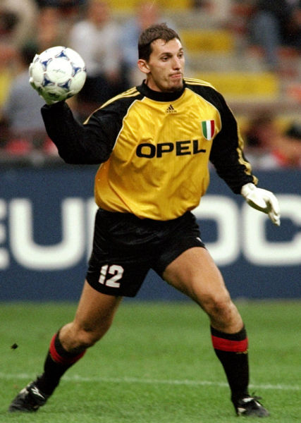 篮球篮网更新战术板，全队轮转更灵活