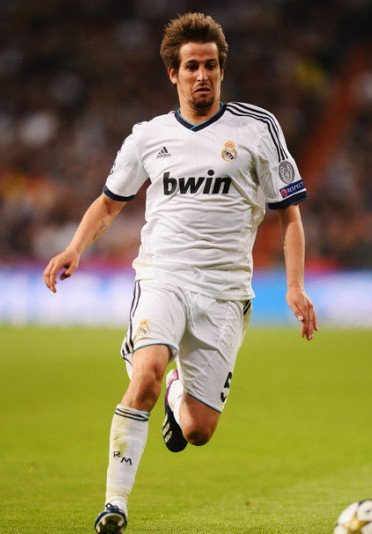 西甲半场：格拉数次抢点造险，瓦伦西亚暂0-0莱万特（西甲半场战报：格拉多次抢点制造威胁，瓦伦西亚与莱万特暂互交白卷）