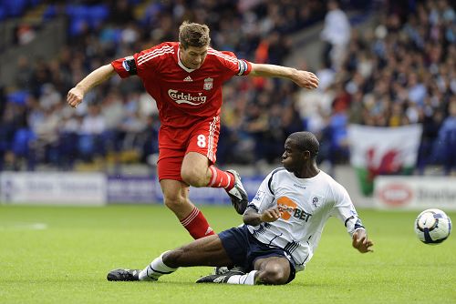 被与贝肯鲍尔比较？凯恩：我从小就喜欢防守，很享受铲球